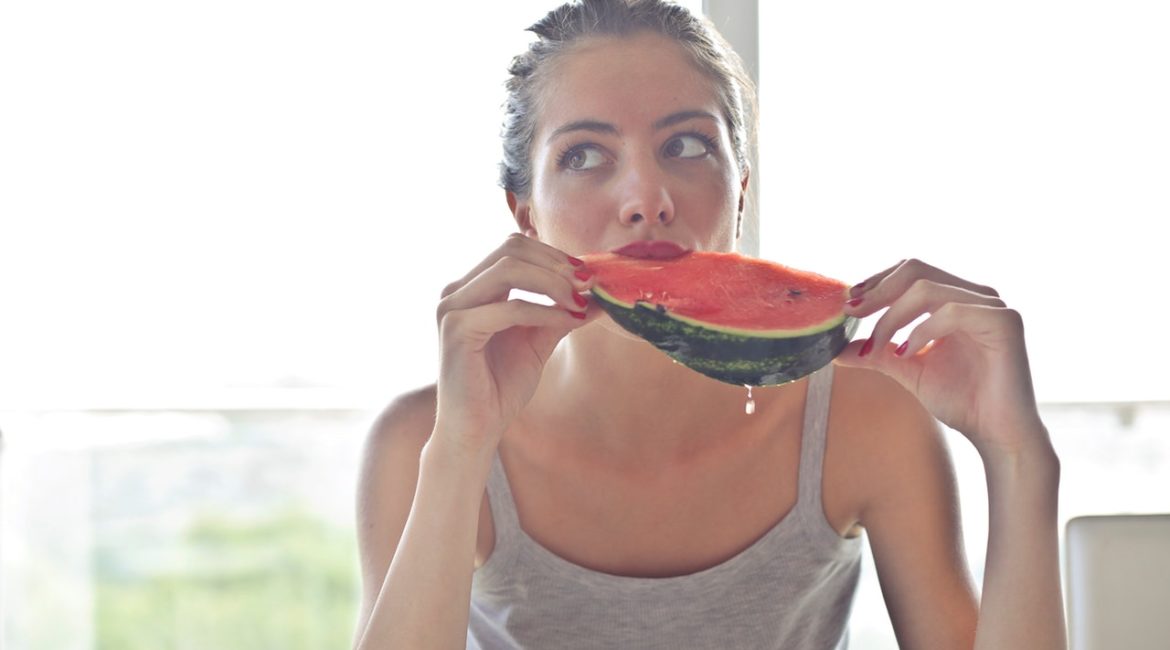 Kvinde spiser melon