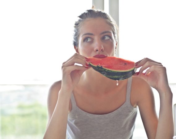Kvinde spiser melon