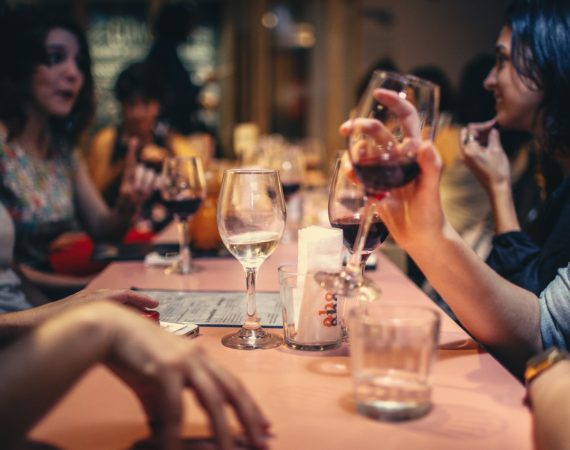 Folk drikker og taler under middag
