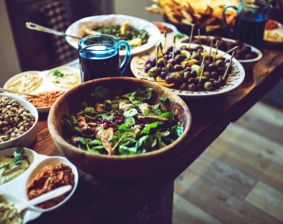 Buffet med salater til mange mennesker