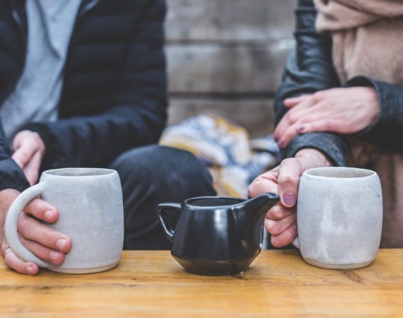 Mand og dame på date drikker kaffe