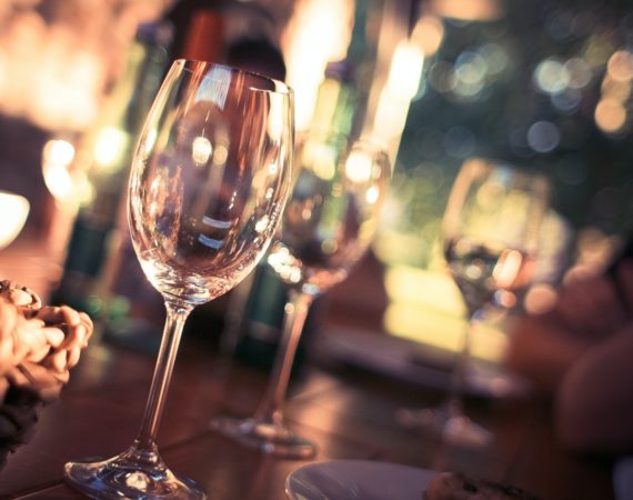 Vinglas står på bord på restaurant