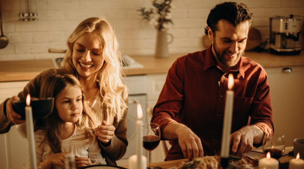 Familie spiser julemad sammen