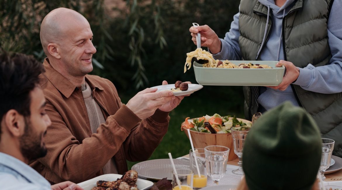 Person får serveret mad til middag